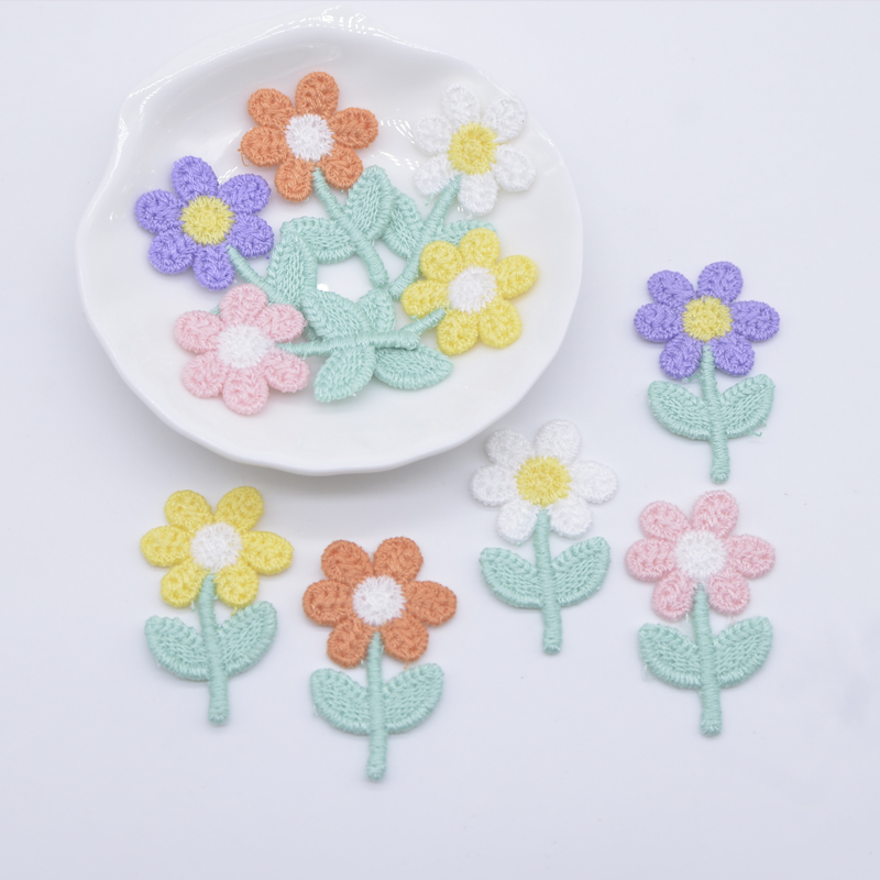 Embroidery Letter M - 20 szt. 23*37mm haftowany kwiat dziewiarski