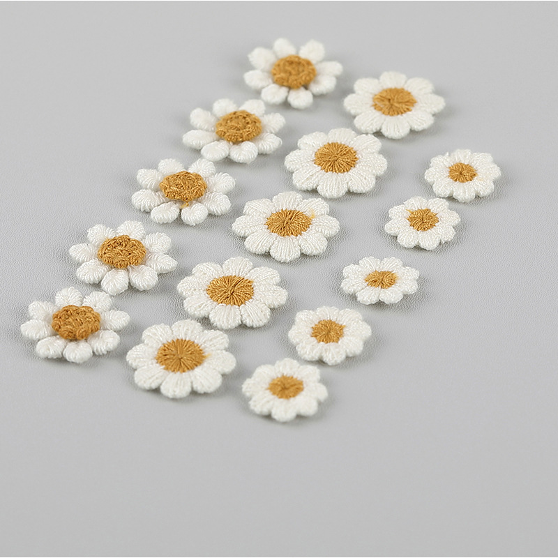 Embroidery Letter M - 10 szt. Naszywki z haftem kwiatowym
