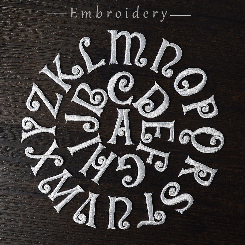 Embroidery Letter M - Wykwintne angielskie litery, różane kwiatowe naszywki,