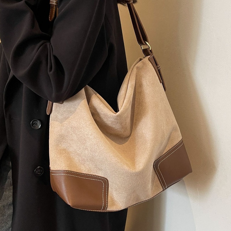 Modne, uniwersalne torby typu  – Embroidery Class recenzja i cena