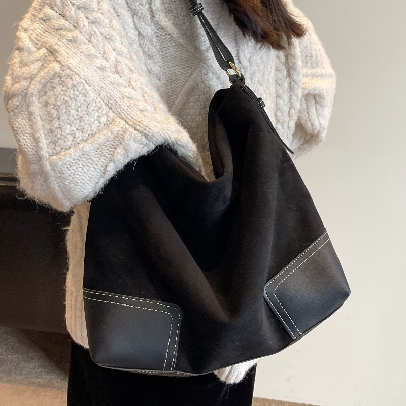 Modne, uniwersalne torby typu  – Embroidery Class recenzja i cena