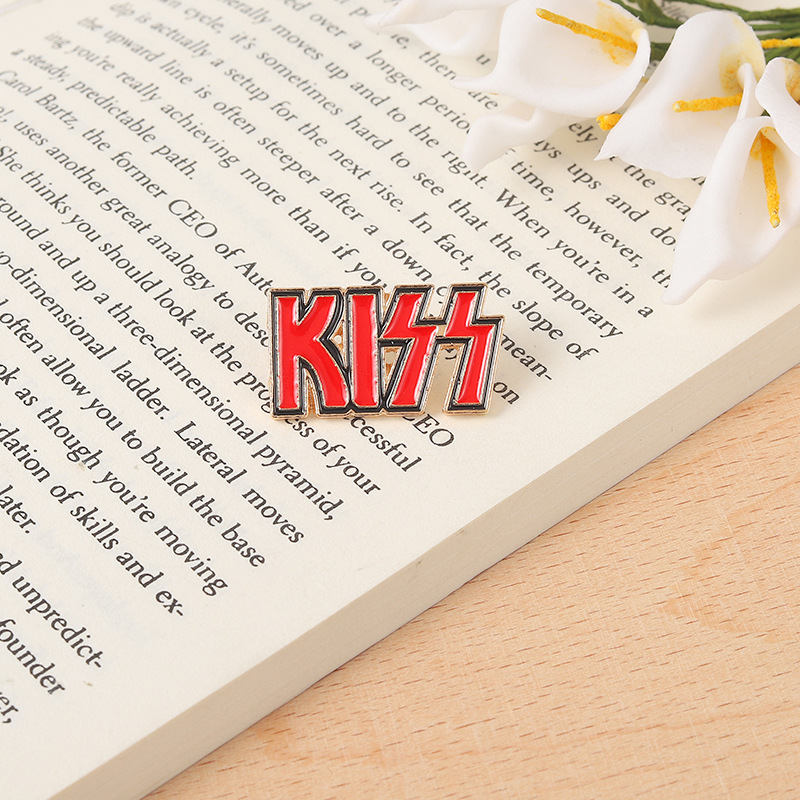 Przypinka zespołu KISS Angiels – Embroidery Kiss recenzja i cena