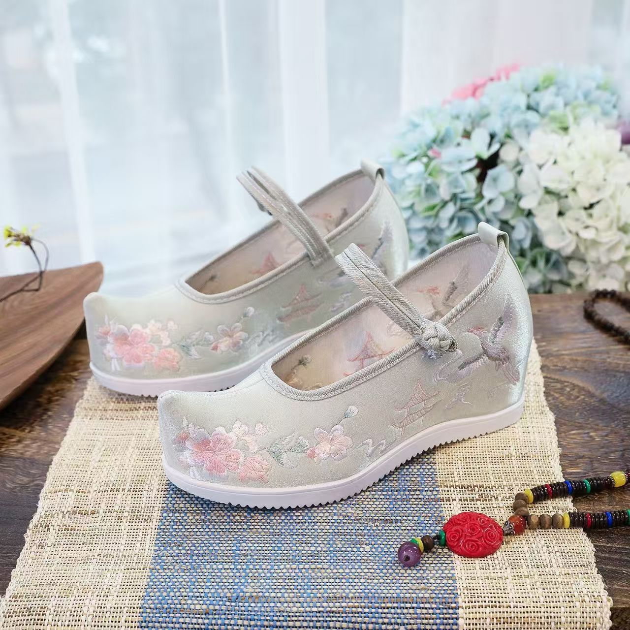 Damskie buty z haftem wewnątrz – Embroidery Red recenzja i cena