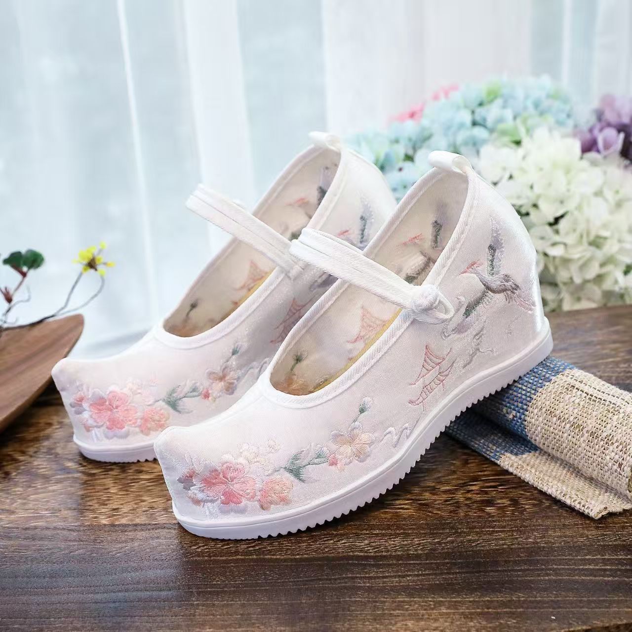 Damskie buty z haftem wewnątrz – Embroidery Red recenzja i cena