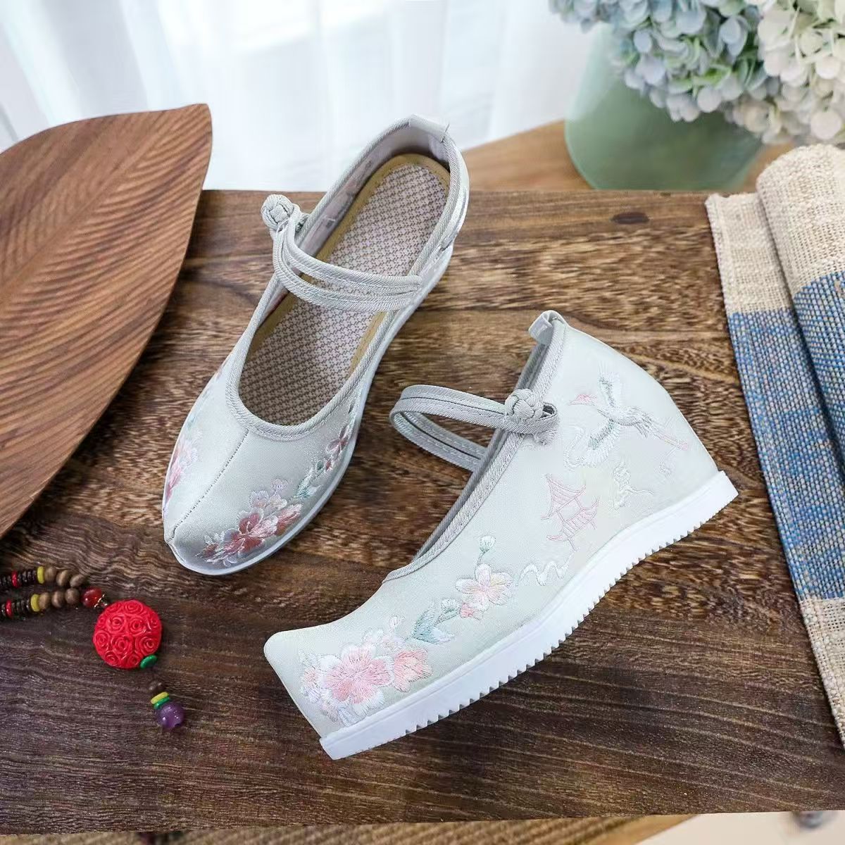 Damskie buty z haftem wewnątrz – Embroidery Red recenzja i cena