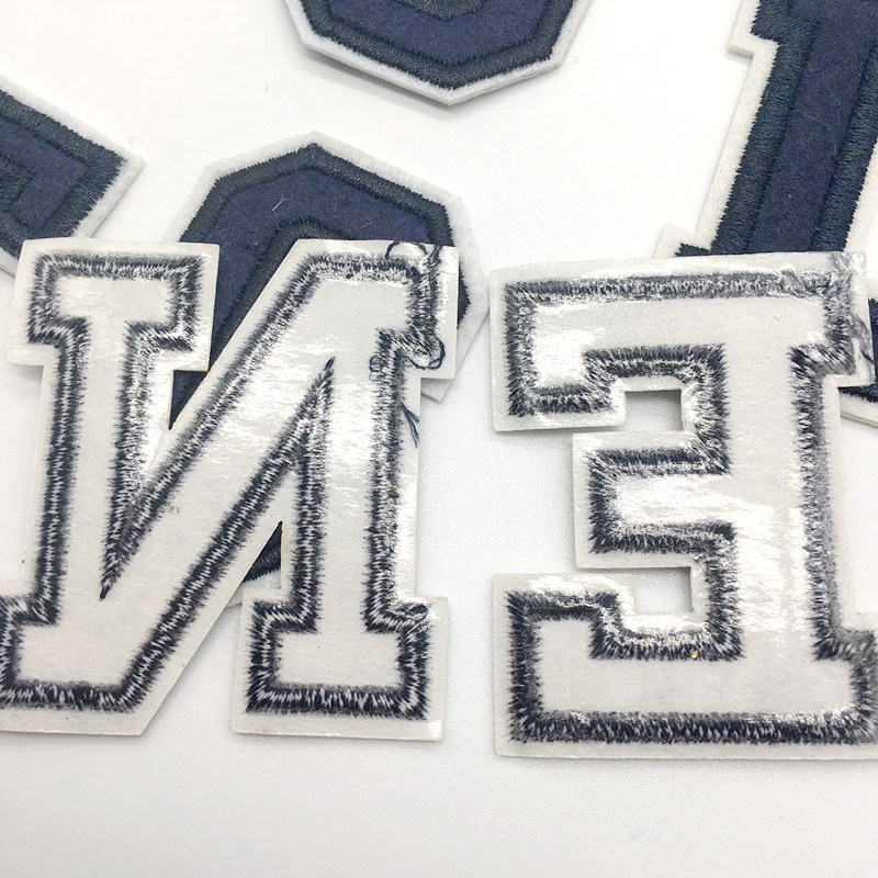 Ciemny niebieska litera łaty d – Embroidery Letter M recenzja i cena